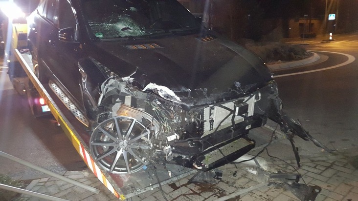 POL-PDWO: Betrunken zu schnell - Neuer Mercedes Totalschaden