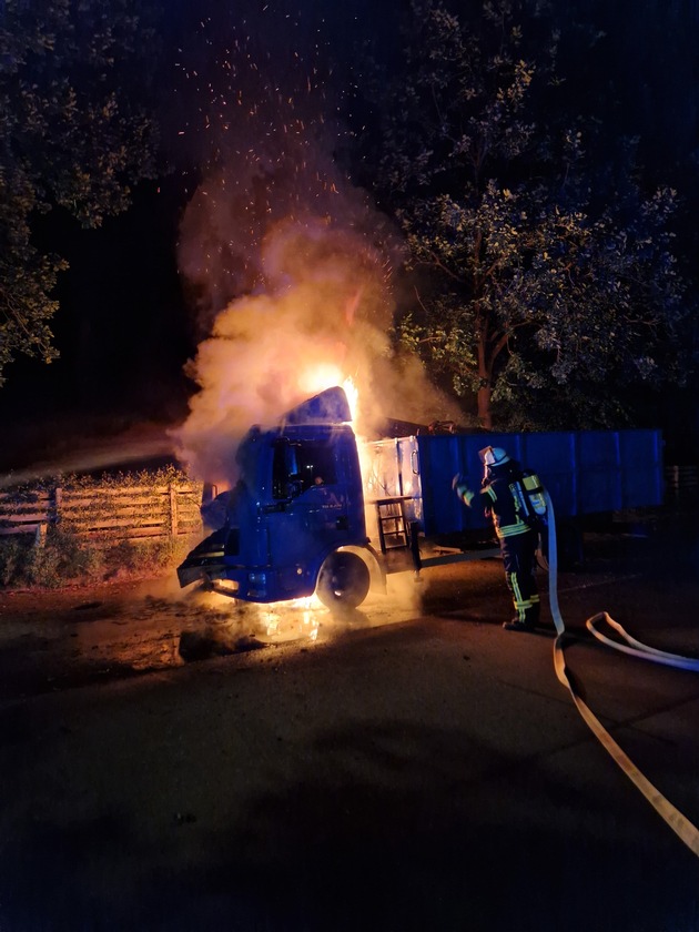 FW Celle: LKW-Brand direkt vor dem Feuerwehrhaus