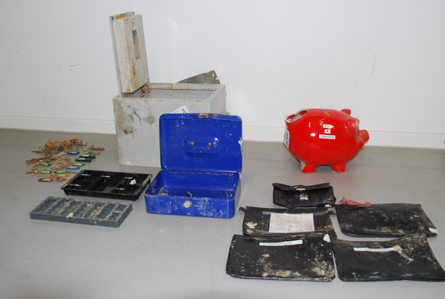 POL-WHV: Polizei sucht Zeugen bzw. die Eigentümer von sichergestellten Waren (3 FOTOS) - Ermittler gehen davon aus, dass diese Gegenstände aus einer Straftat stammen