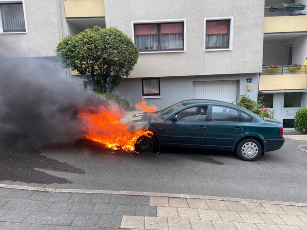 FW-EN: Fahrzeug brannte in der Straße &quot;In der Mansbach&quot; - PKW musste gegen Wegrollen gesichert und gelöscht werden