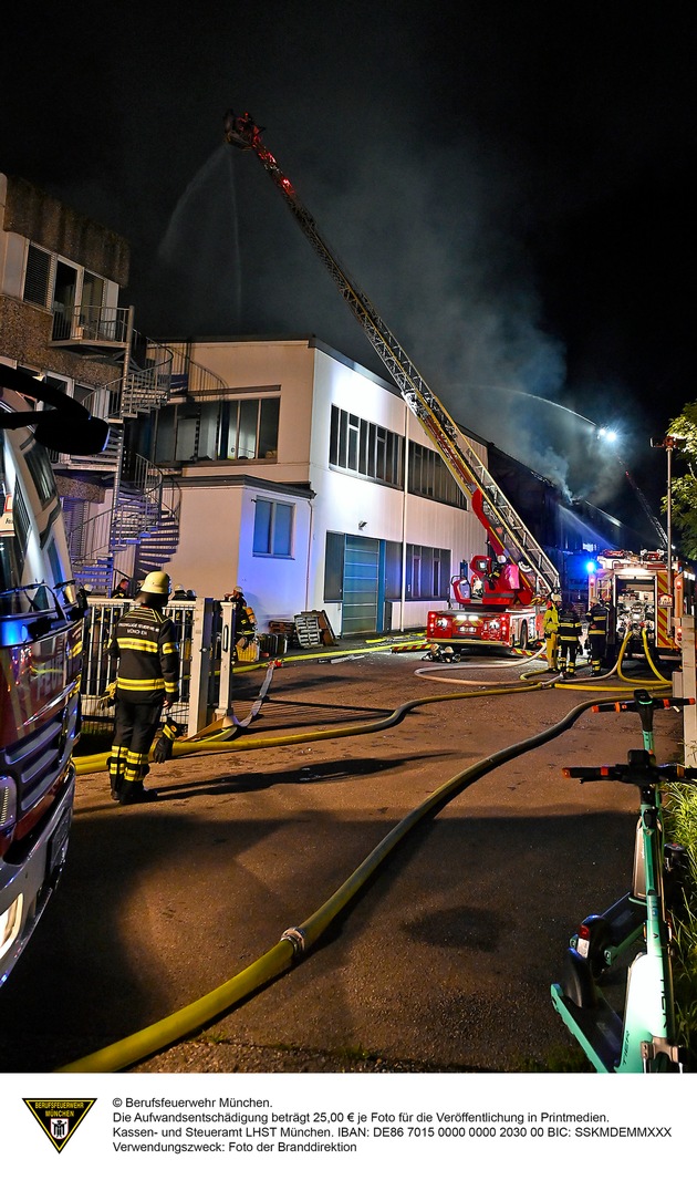 FW-M: Brand einer Produktionshalle (Feldmoching)