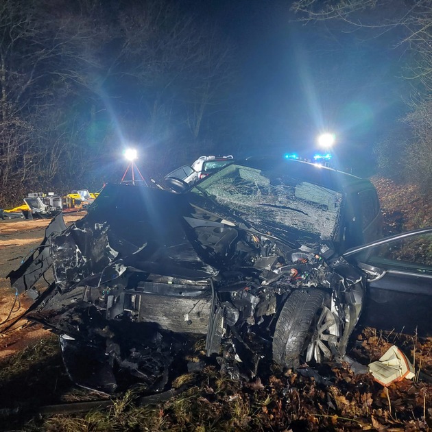 FW Borgentreich: Bei einem tragischen Verkehrsunfall in Borgentreich-Lütgeneder kam es am 30.12.2024 zu einem tödlichen Vorfall, bei dem eine Person ihr Leben verlor und eine weitere Person verletzt wurde.