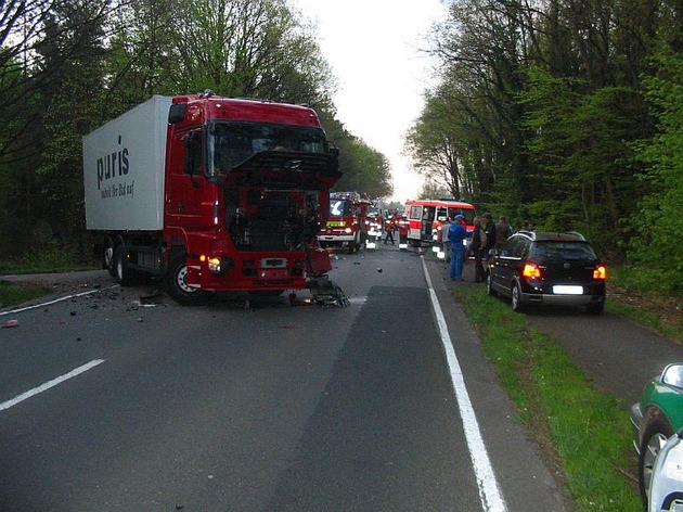 POL-NI: Schwerer Verkehrsunfall auf der B 215 - Bilder im Download -