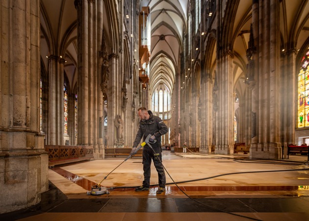 Ein besonderer Frühjahrsputz: Bodenreinigung im Kölner Dom