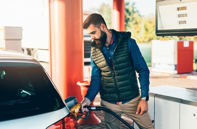 CosmosDirekt: Zahl der Woche: 50 | Wegen hoher Spritkosten weniger Auto fahren? Denkste!