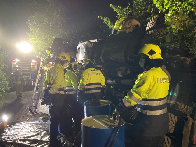 FW Ratingen: Aufwändiger Einsatz nach LKW-Unfall im Wald