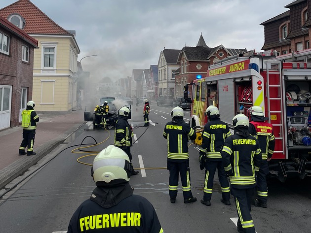 FW-AUR: Auto fängt während der Fahrt Feuer