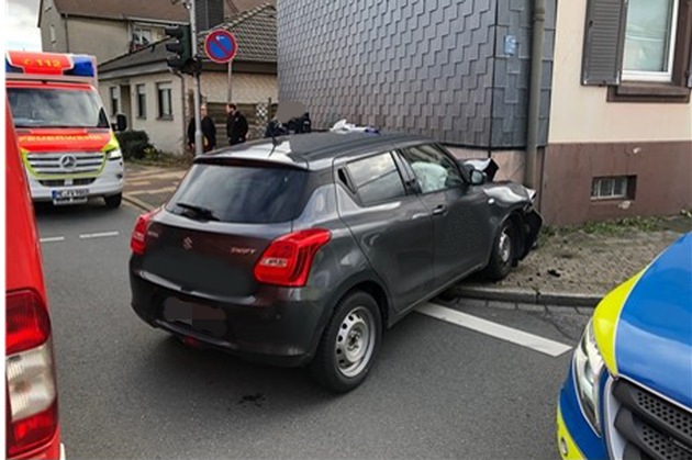 POL-ME: Fahrzeugführerin bei Frontalzusammenstoß mit Hauswand schwer verletzt - Velbert - 2303106