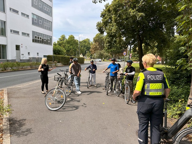 POL-HAM: Fit und sicher auf zwei Rädern: Erfolgreiches Fahrradtraining mit der Lebenshilfe und unbegleiteten Flüchtlingen