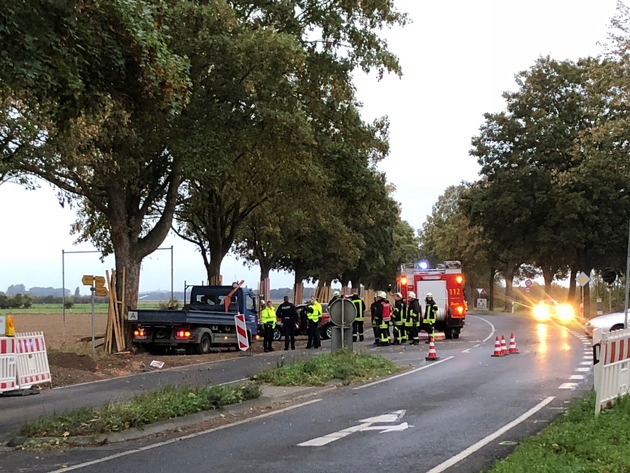Feuerwehr Kalkar: Verkehrsunfall Rheinuferstraße- LWK gegen Baum