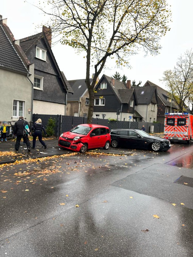 POL-DU: Rheinhausen-Mitte: BMW kollidiert mit geparktem Auto - Ein Verletzter