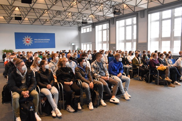 POL-AK NI: Die Polizeiakademie Niedersachsen begrüßt 904 neue Polizeikommissar-Anwärterinnen und -Anwärter