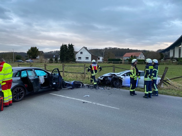 FW-MH: Verkehrsunfall mit drei Verletzten