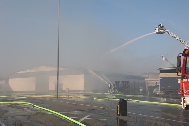 FW-E: Großbrand einer Lagerhalle - Rauchsäule weit sichtbar