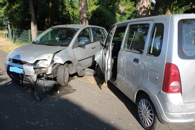 POL-SU: 17-Jähriger ohne Führerschein baut Verkehrsunfall mit gestohlenem Auto