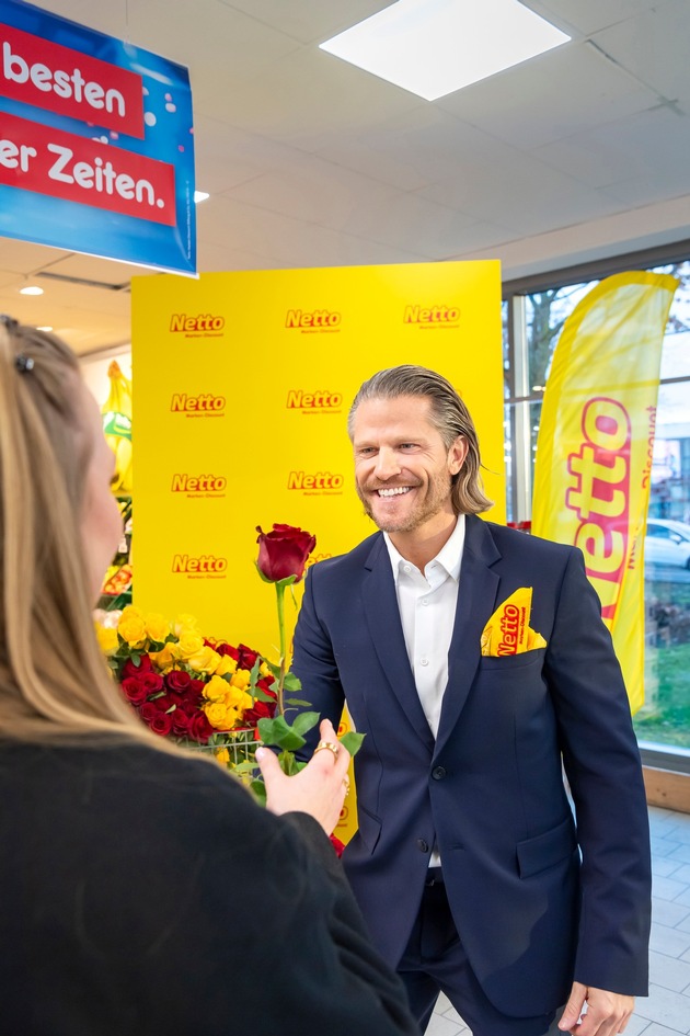 Herzklopfen bei Netto: Bachelor Paul Janke verteilt Valentinstags-Rosen