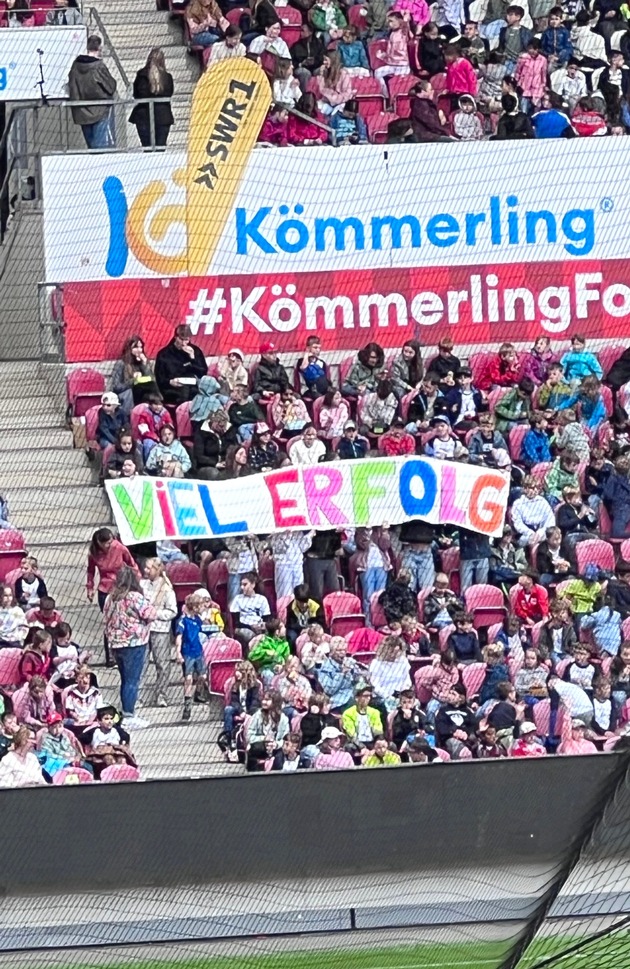 Erfolgreicher RID-Weltrekord in der »MEWA Arena« in Mainz: größtes Vorlesen in La-Ola-Formation (7.508 Personen) offiziell zertifiziert