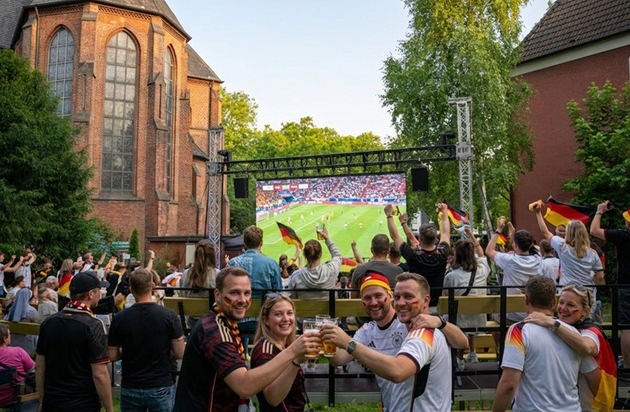 WM 2026: Public Viewings als professionelle Veranstaltungsformate erfordern erfahrene Dienstleister - warum Veranstalter auf Anbieter wie GO4IT! setzen