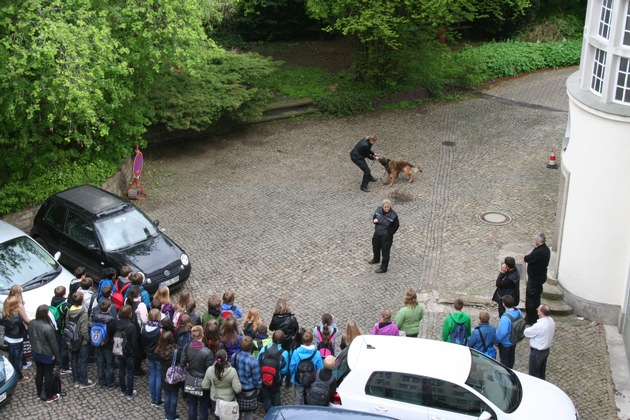 POL-HM: Polizeiinspektion Hameln informiert 45 Kinder und Jugendliche am Zukunftstag 2012