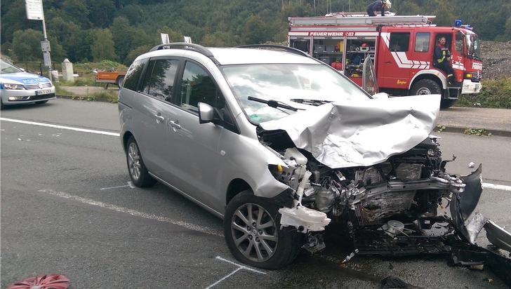 FW-OE: Verkehrsunfall mit vier beteiligten PKW, 1 Fahrer leicht verletzt