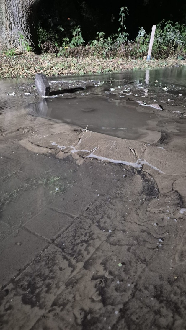 FW-OLL: Wasserrohrbruch unter der Straße