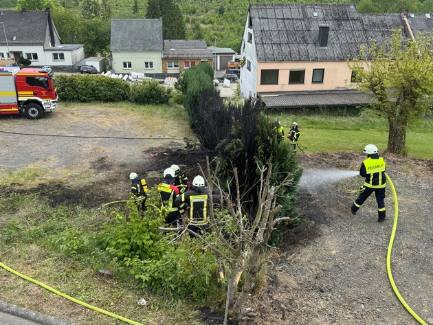 FW VG Westerburg: Tujahecke steht in Flammen - Rauchsäule von weitem sichtbar