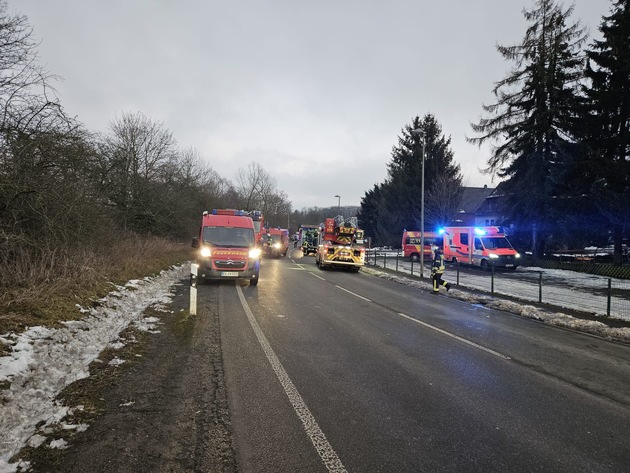 FW-EN: Verpuffung in einem Gebäude - Alarm für alle Einheiten der Feuerwehr Wetter (Ruhr)