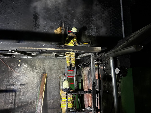 FW-GL: Feuerwehr verhindert Dachstuhlbrand im Stadtteil Schildgen von Bergisch Gladbach - THW unterstützt