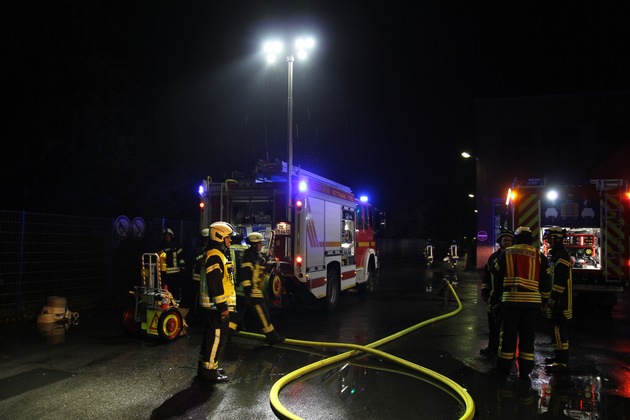 FW Mettmann: Unklare Feuermeldung mit starker Rauchentwicklung in Mettmanner Industriebetrieb. Alle Mitarbeiter blieben unverletzt und reagierten vorbildlich.