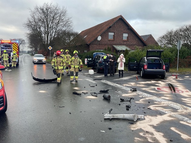 FW Alpen: Verkehrsunfall im Kreuzungsbereich