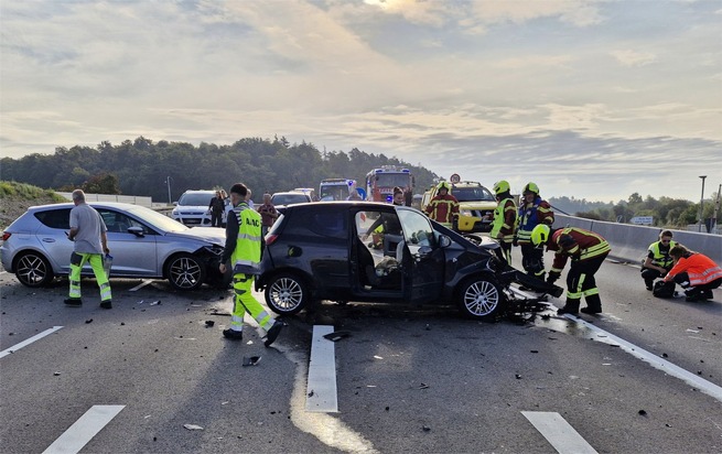 FW Reichenau: Verkehrsunfall nach Kollision von zwei PKW, B33 - Reichenau/Hegne