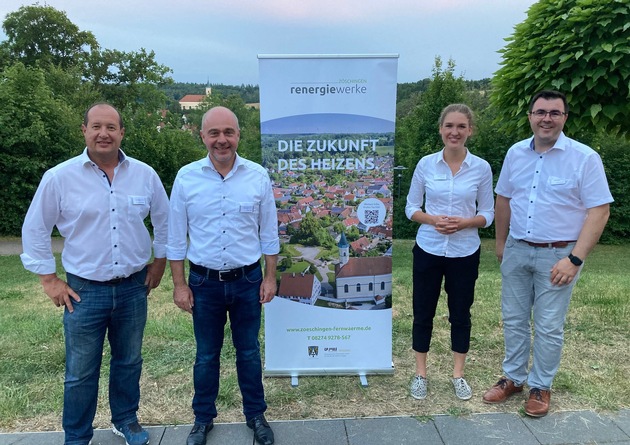 Großes Interesse: GP JOULE, Bürgermeister Tobias Steinwinter und die Renergiewerke Zöschingen informieren über das neue Nahwärmenetz