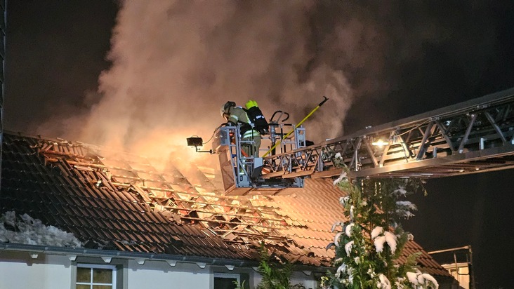 FW Burscheid: Dachstuhlbrand zerstört Wohnhaus