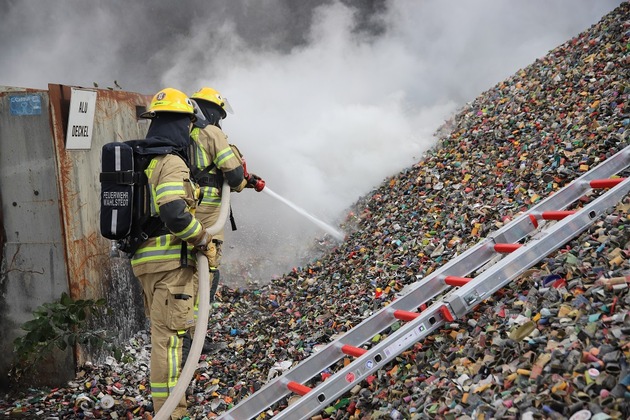 FW-SE: Feuer auf Betriebsgelände in Wahlstedt