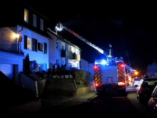 FW-AR: Feuerwehr Arnsberg rückt brennendem Kamin zuleibe