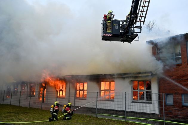 FW-RD: 85 Feuerwehrleute bekämpfen Großfeuer in Rendsburg