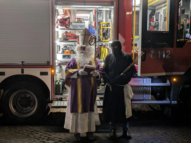 FW-AR: Löschzug Oeventrop begeistert beim lebendigen Adventskalender