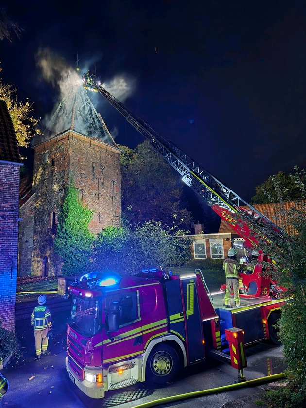 FW Bremerhaven: Brand im Kirchturm