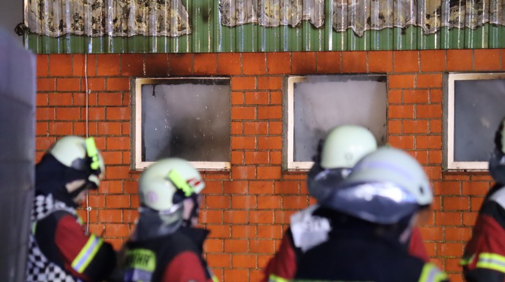 FW-SE: Feuer in Kuhstall - 72 Tiere gerettet