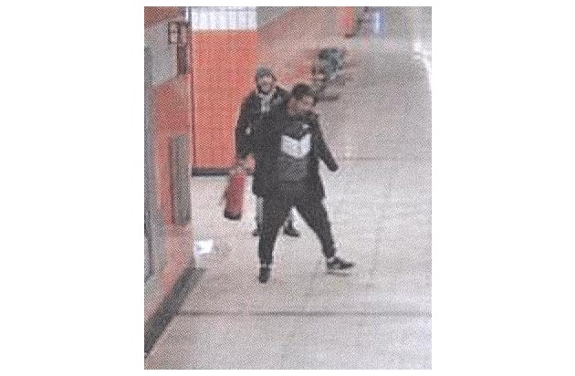 POL-BO: Bochum / Feuerlöscher ins U-Bahn-Gleisbett geworfen! - Wer kennt diese beiden Männer?