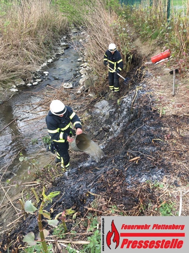 FW-PL: OT-Eiringhausen. Vermutlich unbeaufsichtigtes Lagerfeuer sorgt für Böschungsbrand.