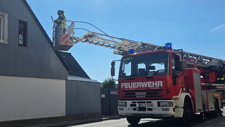 FW Celle: Feuer im Dachstuhl eines Wohnhauses