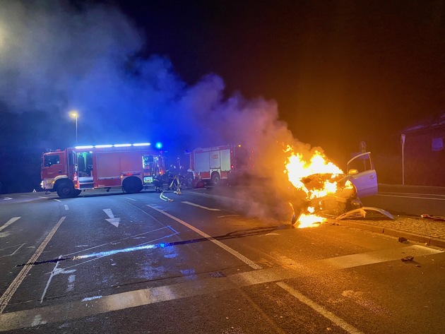 FW-MK: PKW brennt nach Verkehrsunfall