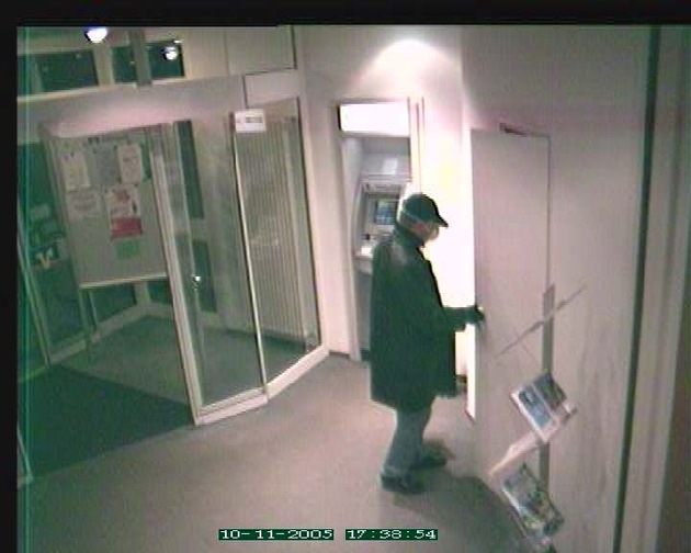 POL-GOE: (911/2005) Banküberfall - Polizei fahndet mit Kamerabildern