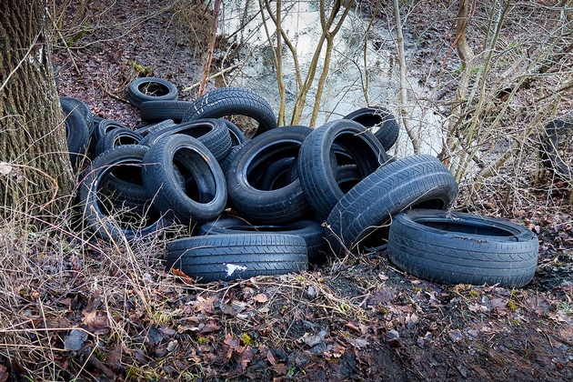 POL-LDK: Umweltsünder entsorgen Reifen bei Ballersbach - Polizei bittet um Mithilfe