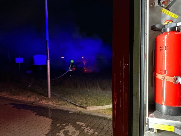 FW Flotwedel: Strohfigur in Brand - Ortsfeuerwehr Eicklingen rückt zu nächtlichem Einsatz aus