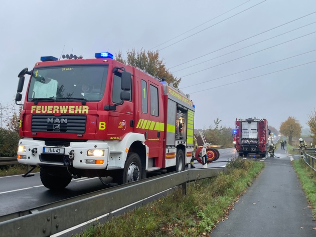 FW Lehrte: Müllwagen brennt auf der B443 zwischen Lehrte und Sehnde