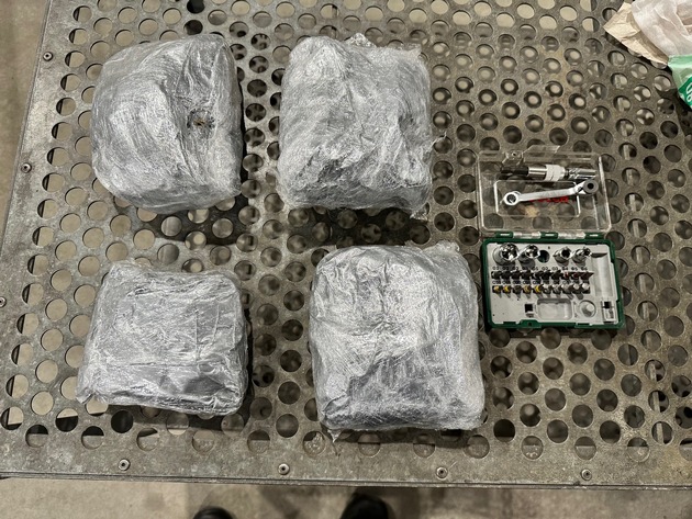 HZA-R: Zoll aus Selb nimmt Drogenschmuggler auf der A9 fest - Über 600 Gramm Marihuana hinter dem Handschuhfach versteckt