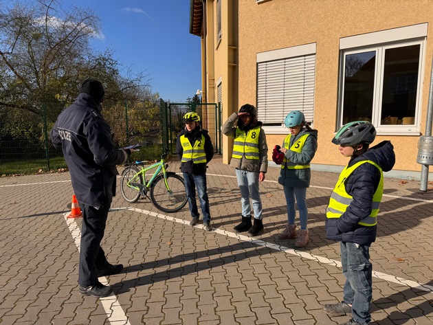POL-PDKH: Fahrrad-AG an der Elisabethenschule Sprendlingen ermöglicht erfolgreichen Fahrradführerschein