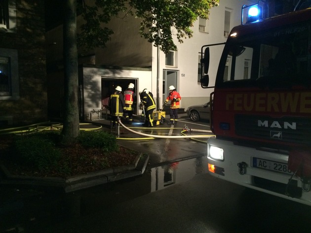 FW-Stolberg: Brand eines Gartenhauses in voller Ausdehnung